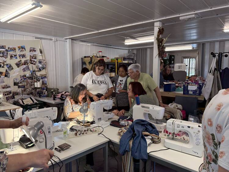 Aquesta xarxa de dones de Barcelona es reuneix per cosir, brodar i fer comunitat al barri d’Horta