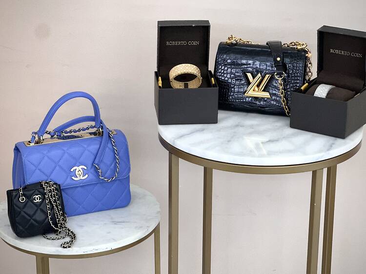 Esta es la tienda en la que vas en busca de bolsos de lujo... ¡y sales ganando dinero!