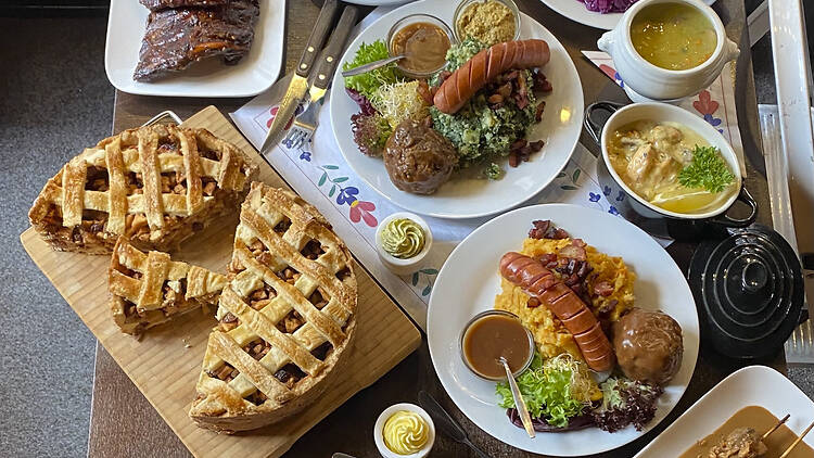 Try traditional Dutch food at Zwaantje
