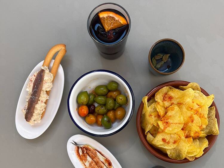 Aquest bar amb terrassa amagada del Born organitza uns jocs olímpics gastronòmics amb llançament de pinyol d'oliva