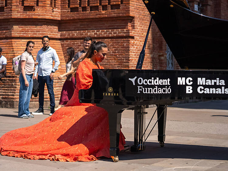 Barcelona treu deu pianos de cua al carrer durant un dia perquè qualsevol persona els pugui tocar