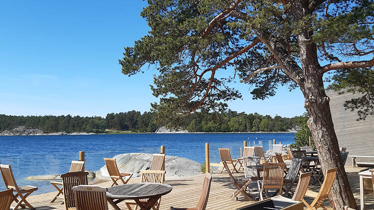 Slå dig ner på en av skärgårdens mysigaste terrasser på Ingmarsö bageri Slå dig ner på en av skärgårdens mysigaste terrasser på Ingmarsö bageri