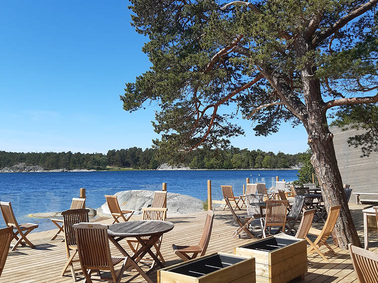 Slå dig ner på en av skärgårdens mysigaste terrasser på Ingmarsö bageri Slå dig ner på en av skärgårdens mysigaste terrasser på Ingmarsö bageri