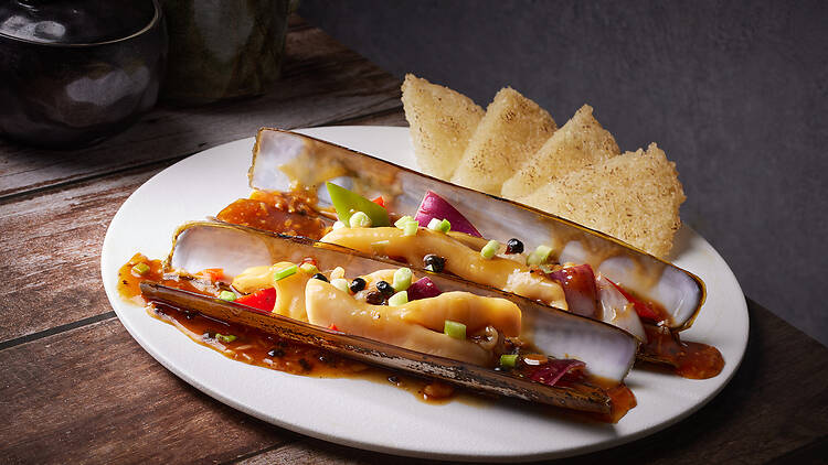 豉椒炒蟶子皇伴煎米粉 Sautéed King Razor Clams with Black Bean and Chili