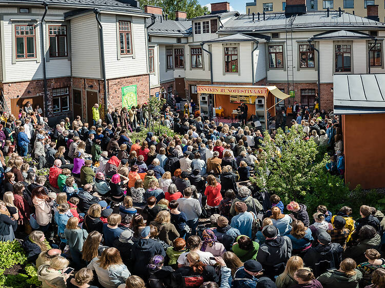 Lumoudu lyriikasta Annikin runofestivaalilla Lumoudu lyriikasta Annikin runofestivaalilla