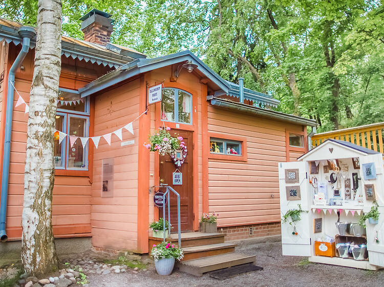 Eläydy kylätunnelmaan Tallipihalla Eläydy kylätunnelmaan Tallipihalla