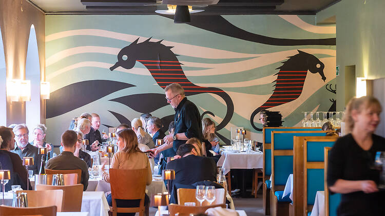 Merihesovia kuvaavat seinämaalaukset koristavat ravintolaa Sea Horse Helsingissä
