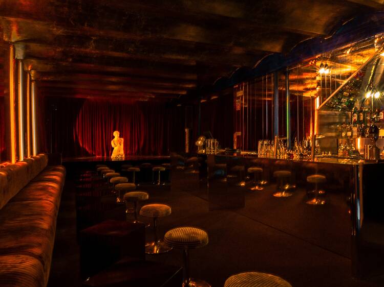 Vai um cocktail? Há um novo bar no Porto que junta os mundos de David Lynch e Edward Gorey