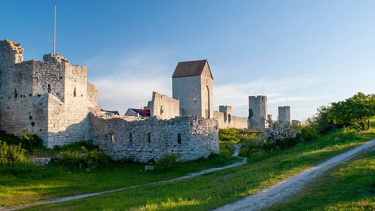 Walk the city wall – a stroll steeped in history Walk the city wall – a stroll steeped in history