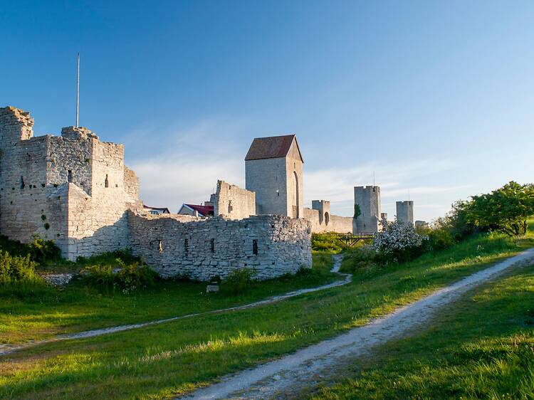Walk the city wall – a stroll steeped in history Walk the city wall – a stroll steeped in history