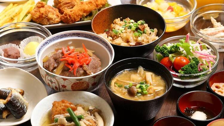 朝食は小鉢の数々で彩る。