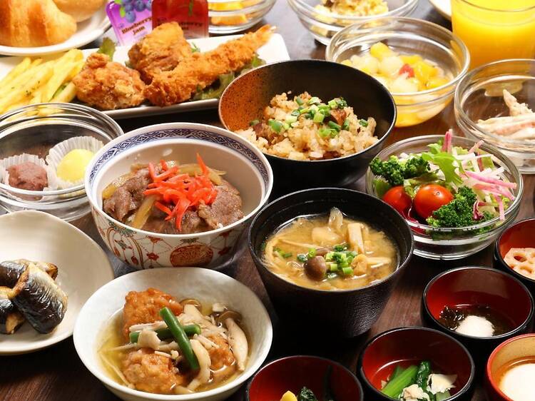 朝食は小鉢の数々で彩る。