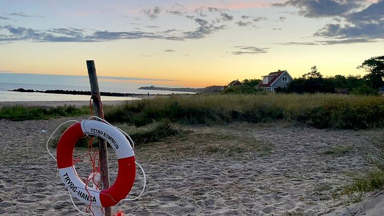 Sola och bada i vitkorning sandstrand på Sandhammaren Sola och bada i vitkorning sandstrand på Sandhammaren
