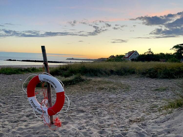 Sola och bada i vitkorning sandstrand på Sandhammaren Sola och bada i vitkorning sandstrand på Sandhammaren