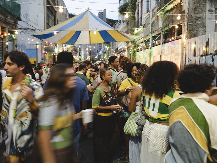 Rua do Senado em clima de festa: Farm Rio faz evento na rua e lança coleção-cápsula para torcer pelo Brasil