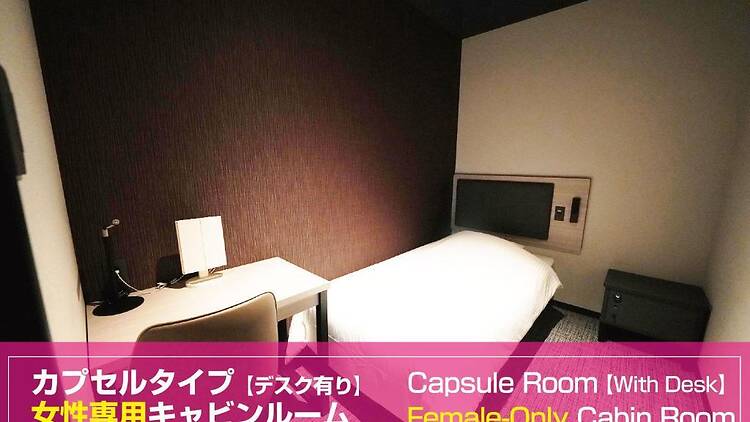 カプセルでも立ったまま着替える。