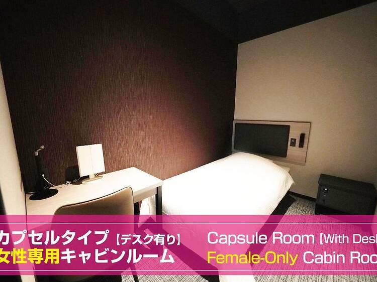 カプセルでも立ったまま着替える。