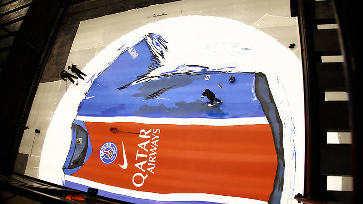 Au Parc des Princes, le nouveau maillot du PSG transformé en œuvre d’art géante par Lassana Sarre Au Parc des Princes, le nouveau maillot du PSG transformé en œuvre d’art géante par Lassana Sarre