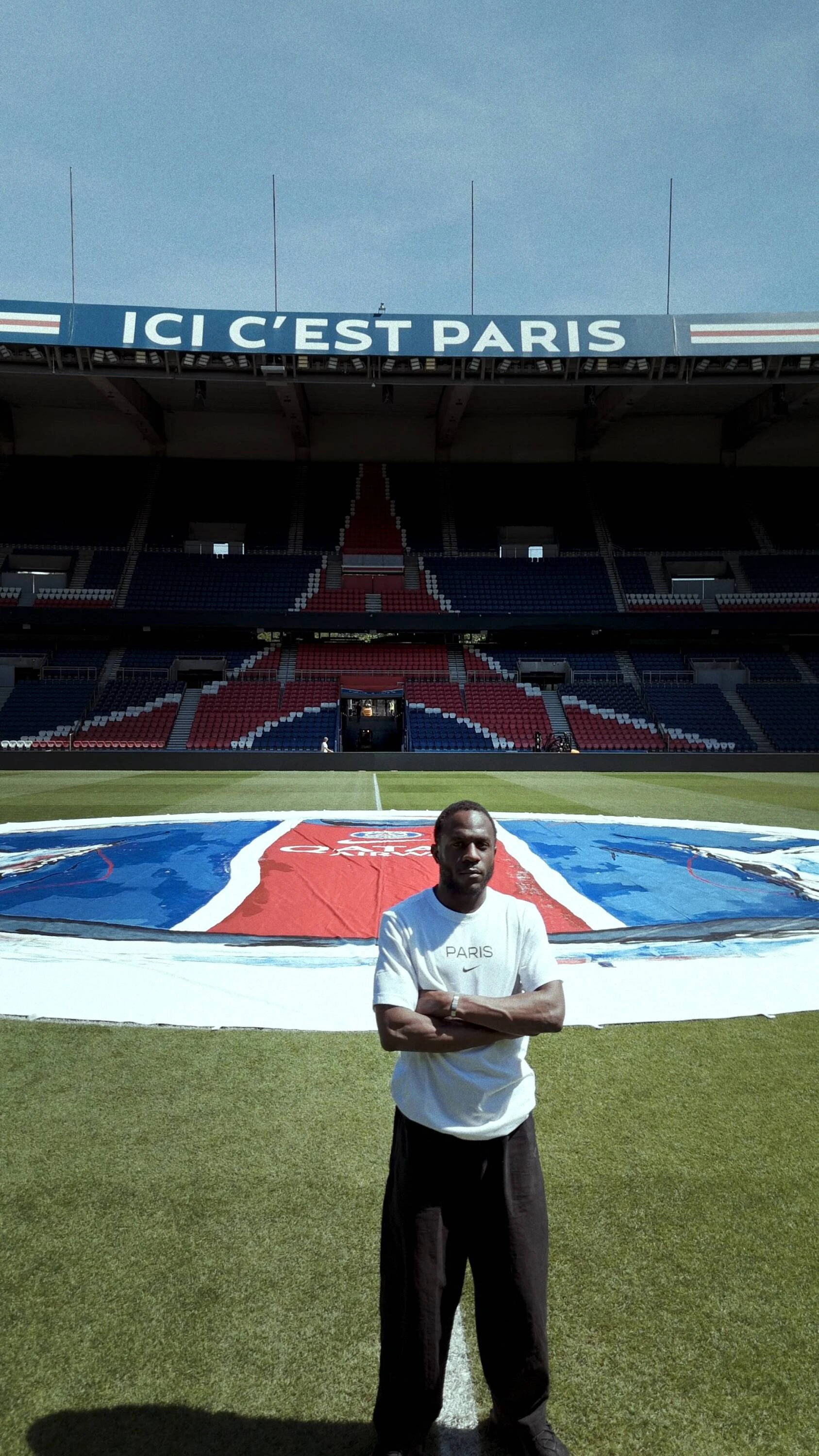 Au Parc des Princes, le nouveau maillot du PSG transform&eacute; en &oelig;uvre d&rsquo;art g&eacute;ante par Lassana Sarre
