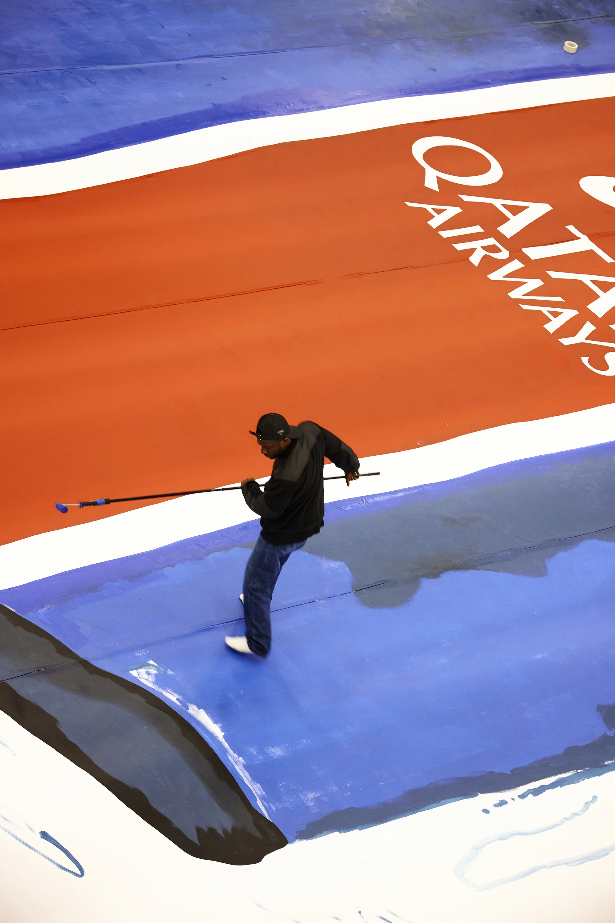 Au Parc des Princes, le nouveau maillot du PSG transform&eacute; en &oelig;uvre d&rsquo;art g&eacute;ante par Lassana Sarre