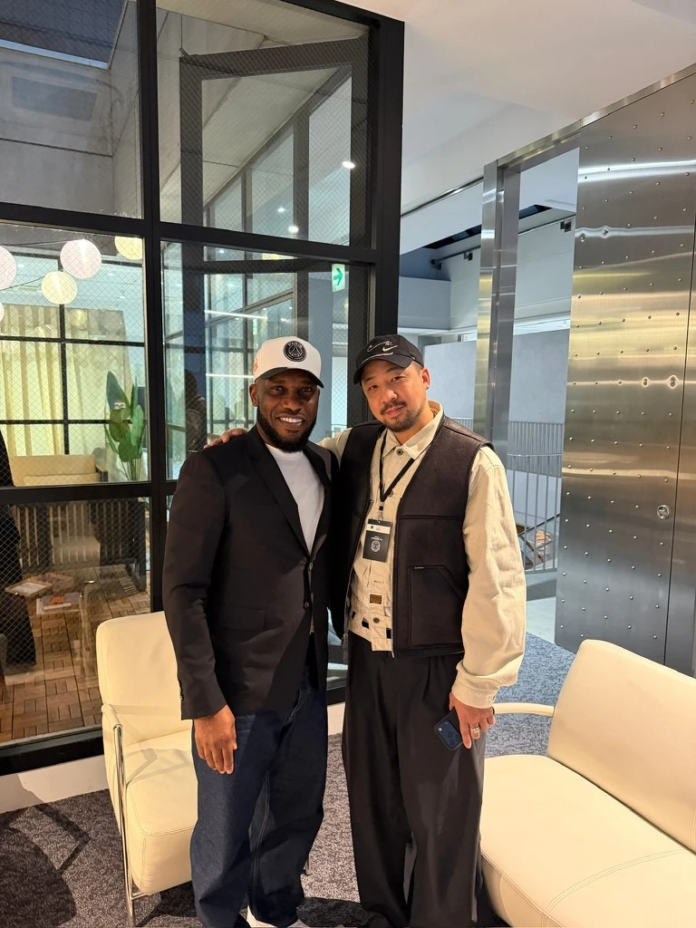 Julien Pham et Jay-Jay Okocha