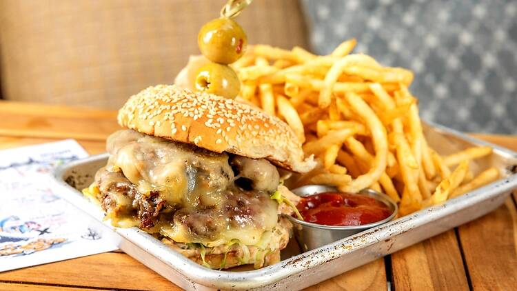 Yard Burger with fries Yard Burger with fries (Gilligan's)