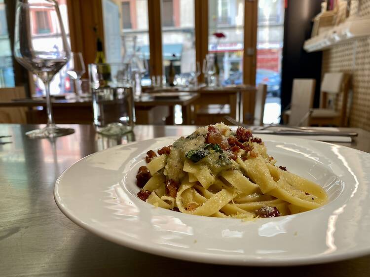 Abre el restaurante de cocina italiana más pequeño de Madrid: menú con pasta fresca escondido en el edificio más sostenible de Europa Abre el restaurante de cocina italiana más pequeño de Madrid: menú con pasta fresca escondido en el edificio más sostenible de Europa