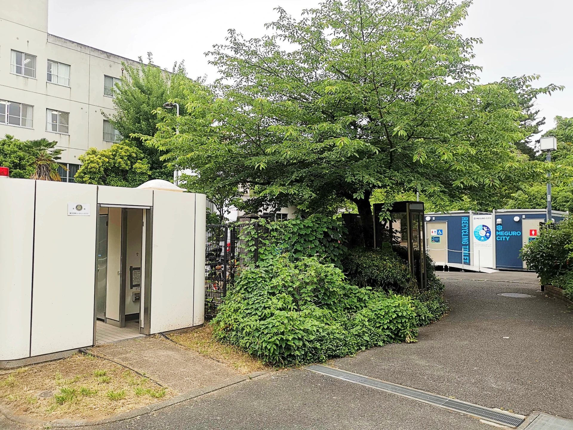 Public toilets in Nakameguro Park