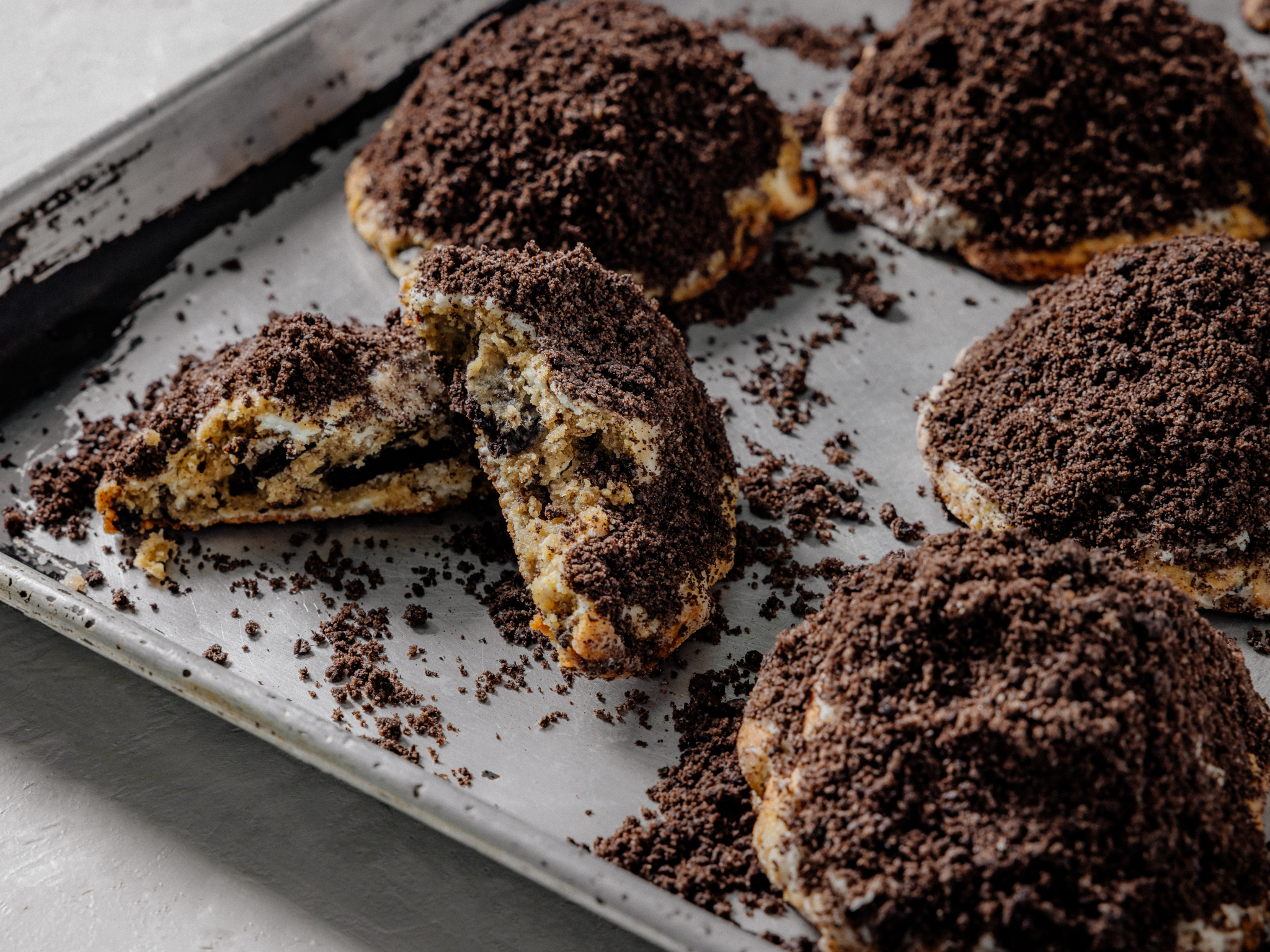 Last Crumb Cookies & Cream cookie