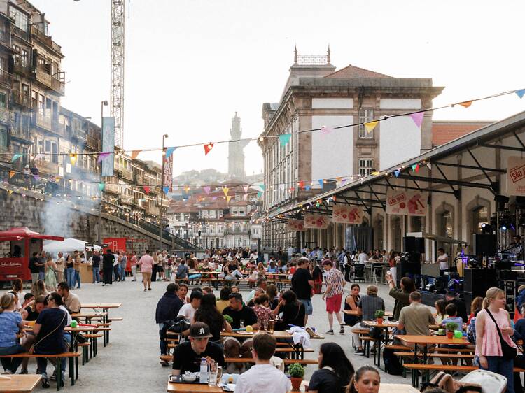 Junho é mês de festa rija. Há Jogos do Mundial e arraial de São João no Time Out Market Porto Junho é mês de festa rija. Há Jogos do Mundial e arraial de São João no Time Out Market Porto
