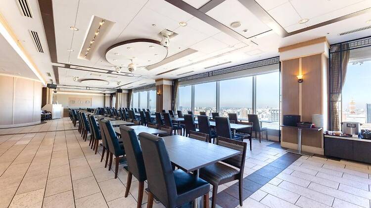 絶景朝食ビュッフェで回復する。