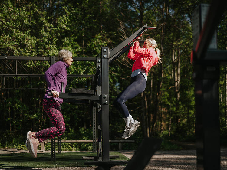 Work out, throw frisbees and leap around outdoors for free Work out, throw frisbees and leap around outdoors for free