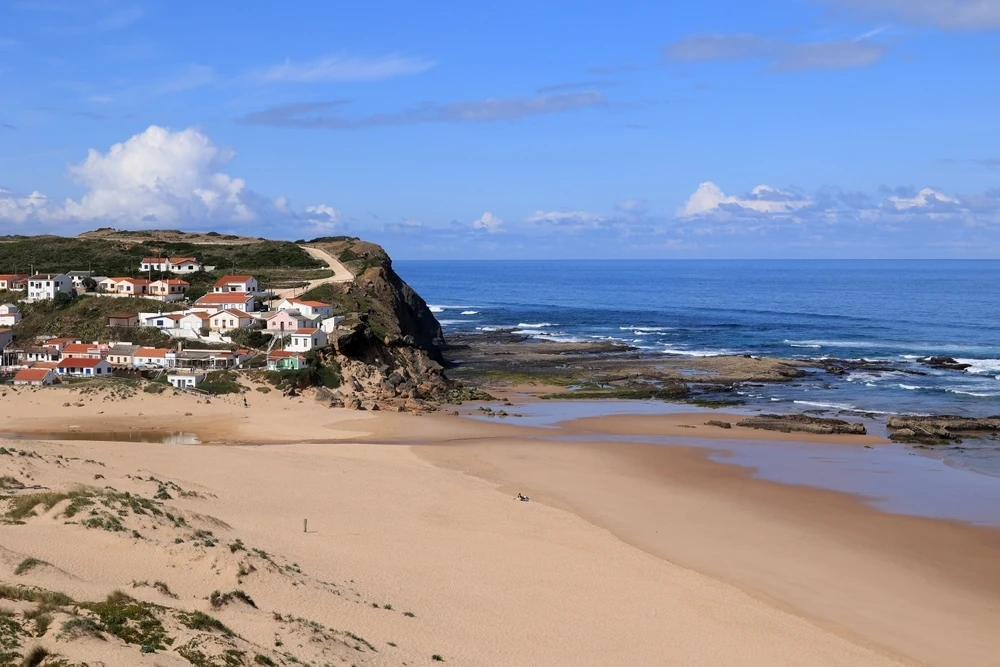 Praia de Monte Cl&eacute;rigo