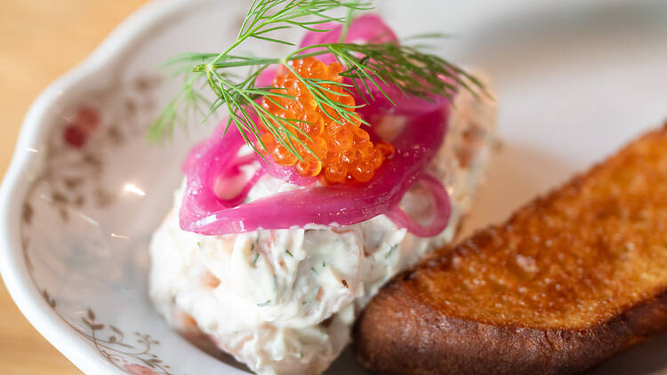 Skagen-leipä ravintolassa Rogue Rouge Helsingissä
