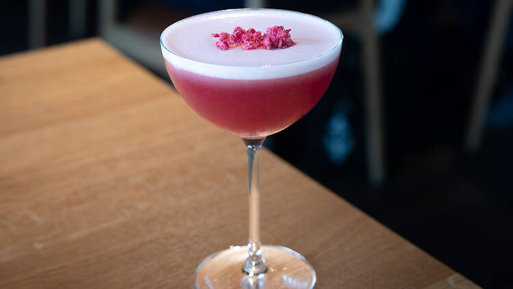 Punainen coctail pöydällä ravintolassa Rogue Rouge
