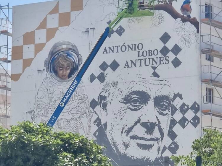 Benfica homenageia António Lobo Antunes com mural de Edis One