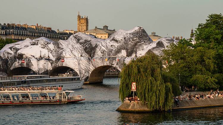 « En ne cherchant pas à sentir bon ! » : Sarah Bouasse raconte comment elle a créé l’odeur de La Caverne du Pont Neuf de JR « En ne cherchant pas à sentir bon ! » : Sarah Bouasse raconte comment elle a créé l’odeur de La Caverne du Pont Neuf de JR