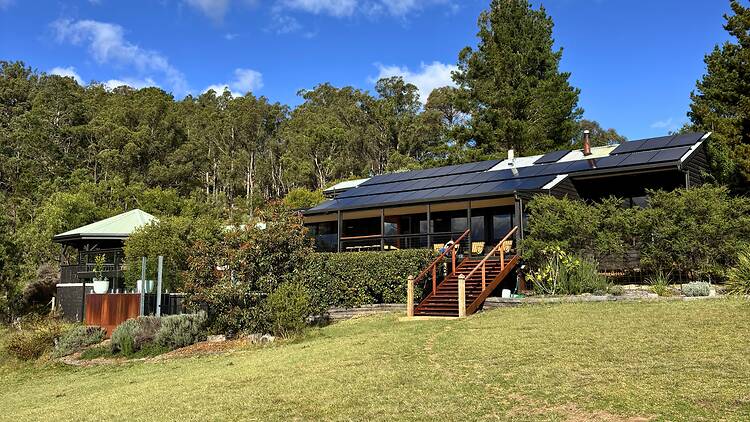 Mt Kanimbla Retreats Outside of cabin with garden