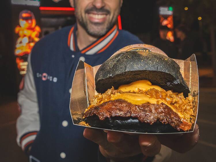 The Champions Burger llega con burgers y cheesecake al RCDE Stadium de Cornellà