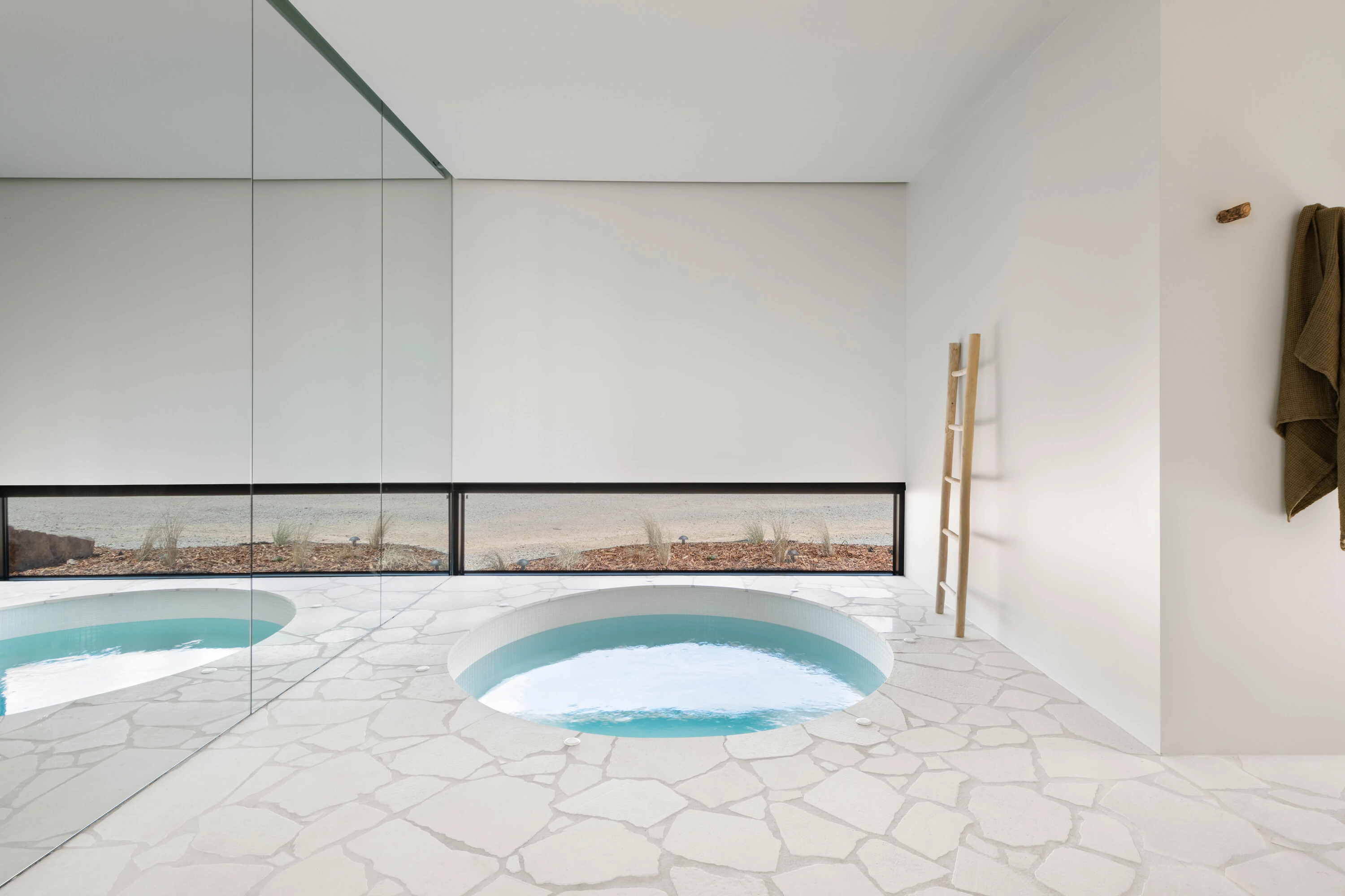 Spa tub