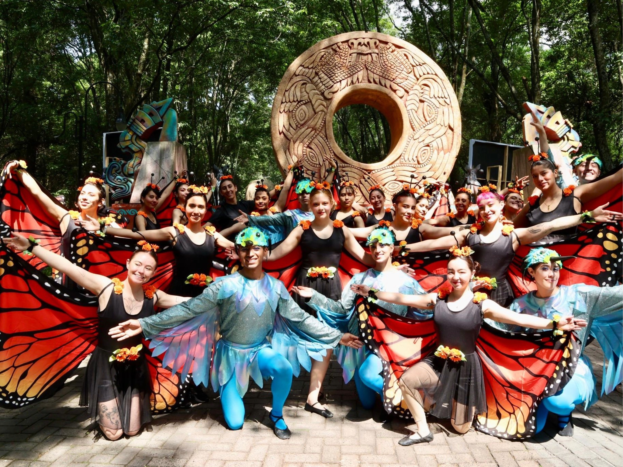 Catrinas y danzantes prehispánicos toman Reforma para abrir el Mundial