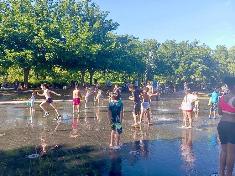 El oasis de Madrid Río ya está aquí: vuelve la divertida playa urbana para refrescarse en Arganzuela