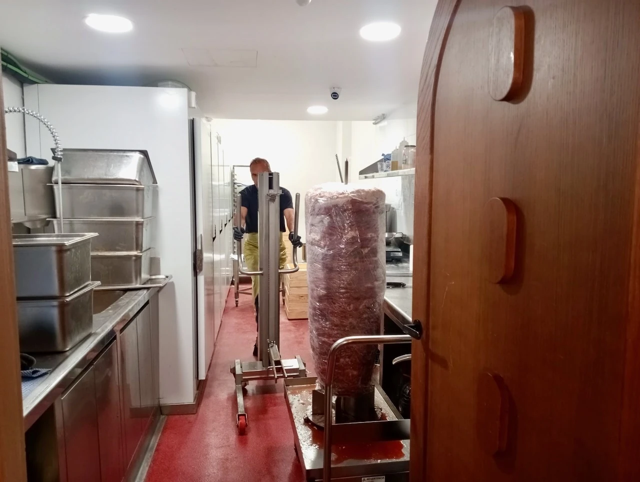 Omar prepara el monumental trompo de carn del Shawarma Haifa
