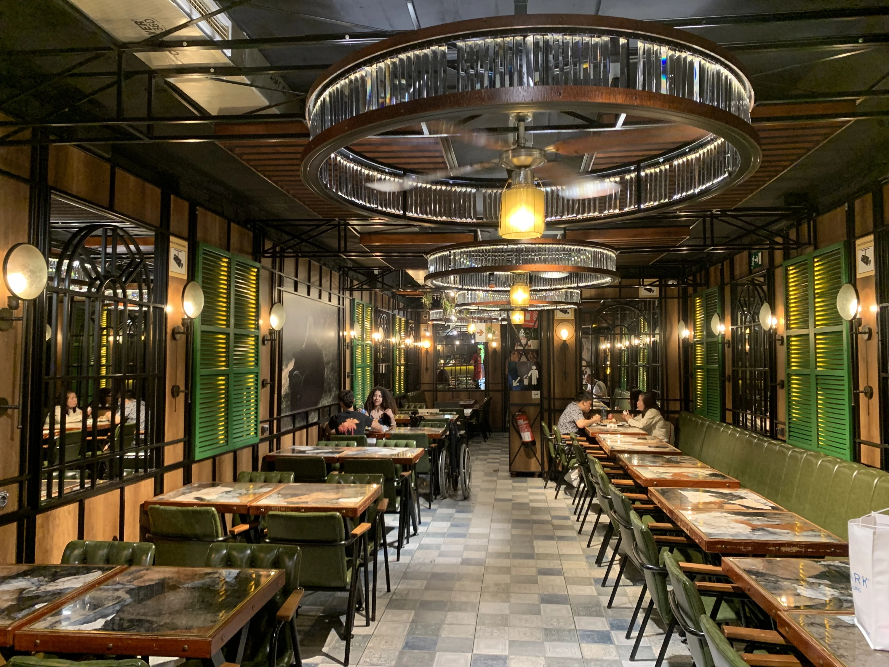Comedor del Mustafa's Gem&uuml;se Kebap de Plaza Espa&ntilde;a