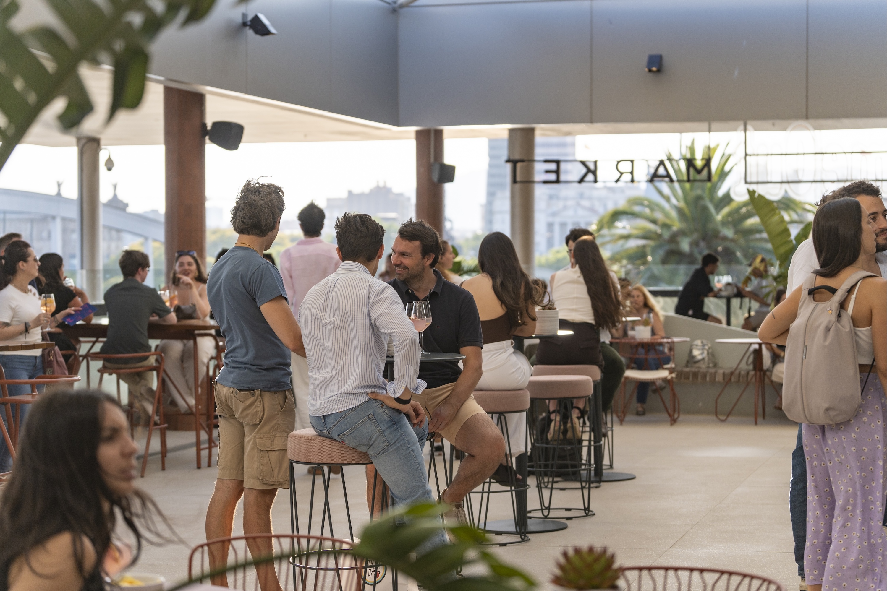 Bild zu Cafè, DJ y restaurantes top: una rave como dios manda in Time Out Market Barcelona.