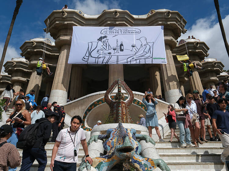 Greenpeace penja una pancarta gegant al Park Güell amb una vinyeta de Flavita Banana