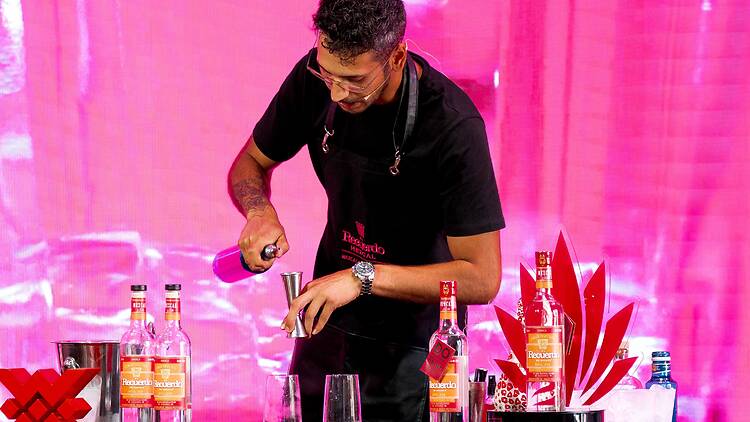 Adrián Martínez Burdeos, ganador de Mezcal Lab Adrián Martínez Burdeos, ganador de Mezcal Lab
