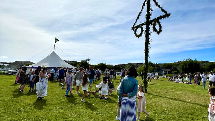 Is the maypole (Midsummer pole) a phallic symbol?