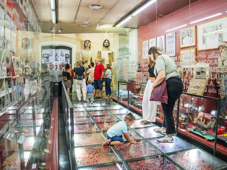 Meravellar-se amb exposicions com la del creador de Zipi y Zape i visitar el Castell de Sant Ferran Meravellar-se amb exposicions com la del creador de Zipi y Zape i visitar el Castell de Sant Ferran