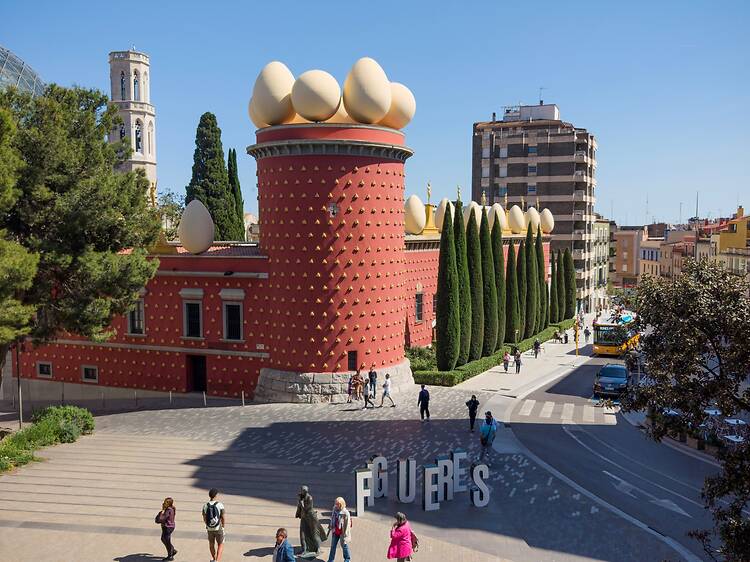 La petjada de Dalí, expos juganeres, música i un munt de plans culturals: així és l’estiu a Figueres